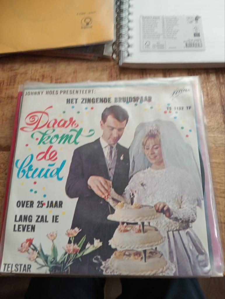 Johnny Hoes - daar komt de bruid, Cd's en Dvd's, Vinyl | Nederlandstalig, Ophalen of Verzenden, Zo goed als nieuw, Overige formaten