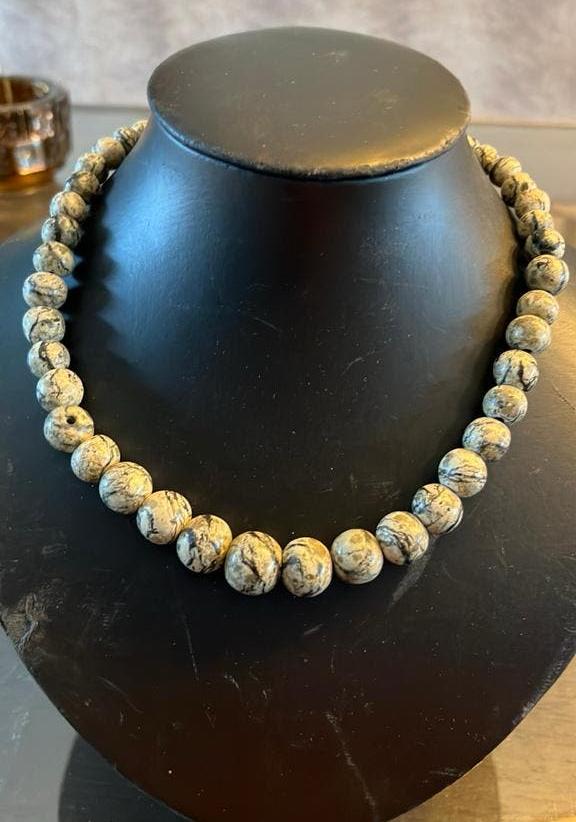 Stenen kralen ketting - Grijs/Beige met zwart patroon, Sieraden, Tassen en Uiterlijk, Kettingen, Ophalen of Verzenden, Zo goed als nieuw