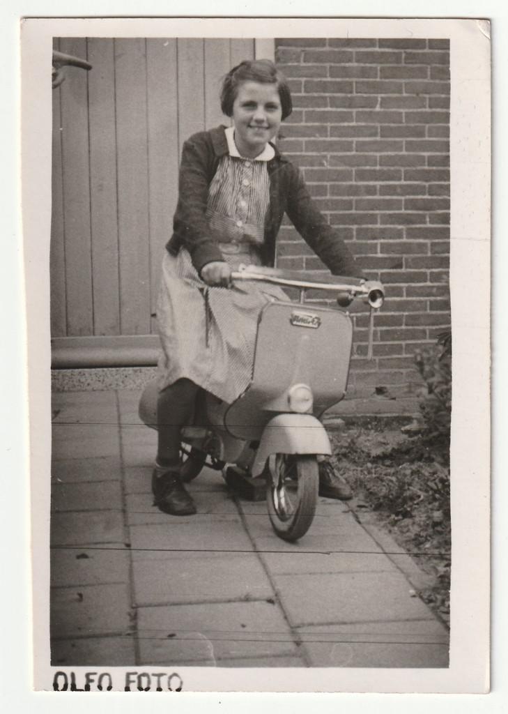Meisje op een speelgoed scooter / scooterfiets oude foto, Verzamelen, Foto's en Prenten, Gebruikt, Foto, Kind, 1940 tot 1960, Verzenden