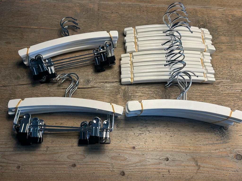 34 houten baby kleerhangers, Ophalen of Verzenden, Gebruikt, Overige typen