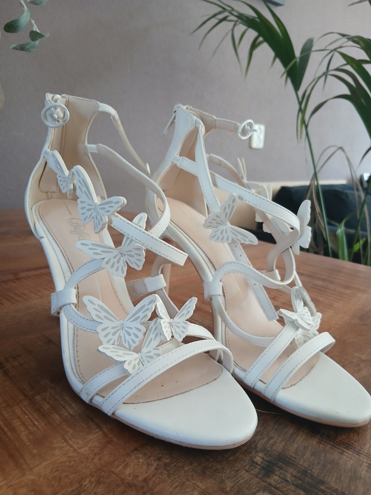 Witte hakken met vlinders - Maat 37, Ophalen of Verzenden, Zo goed als nieuw, Wit, Schoenen met hoge hakken