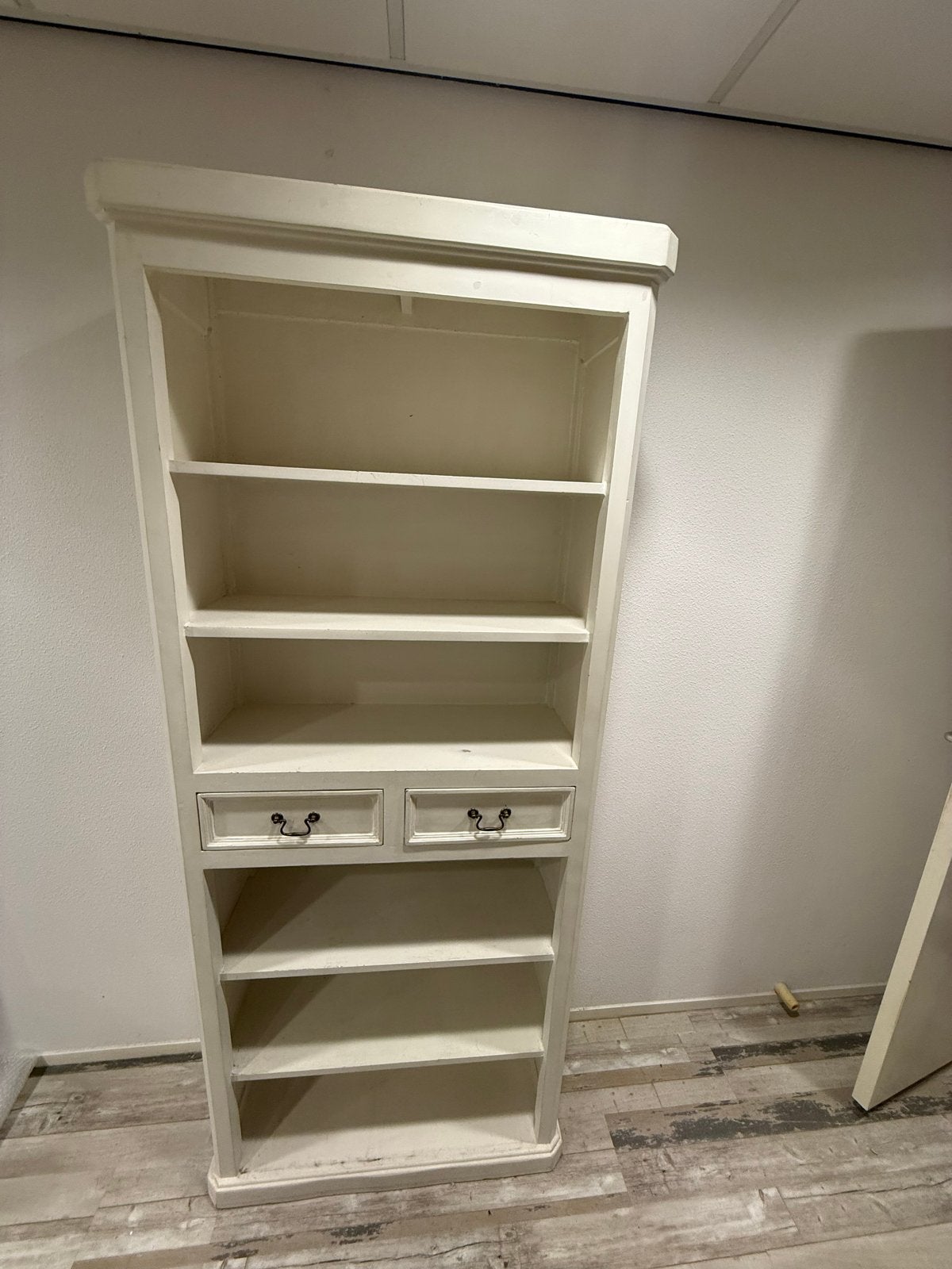 Stijl Riviera Maison - Crèmekleurige Boekenkast en Planken, Huis en Inrichting, Gebruikt, 200 cm of meer, Met lade(s), 25 tot 50 cm