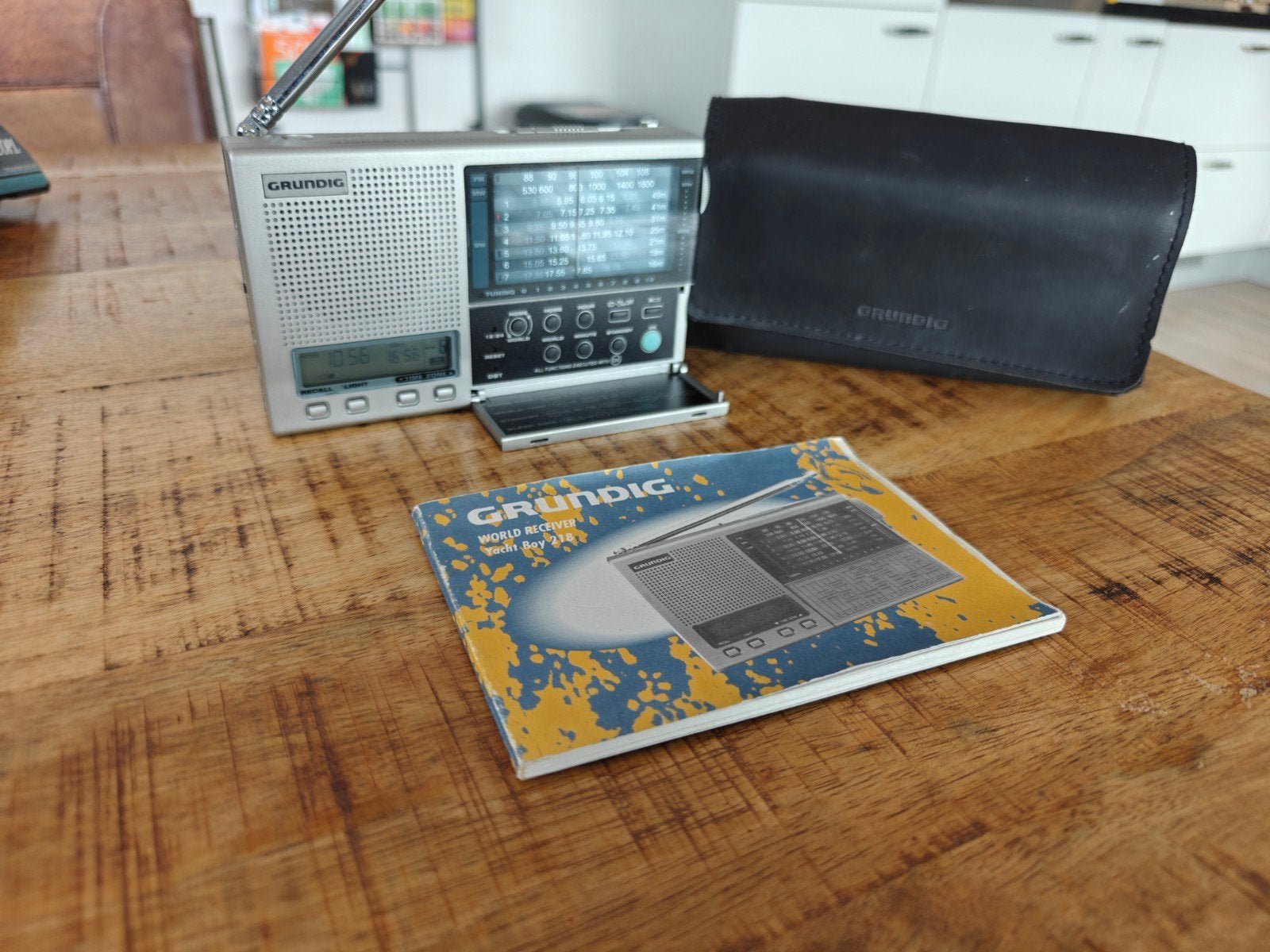 Grundig World Receiver radio met handleiding en hoes, Audio, Tv en Foto, Ophalen of Verzenden, Zo goed als nieuw, Wereldontvanger