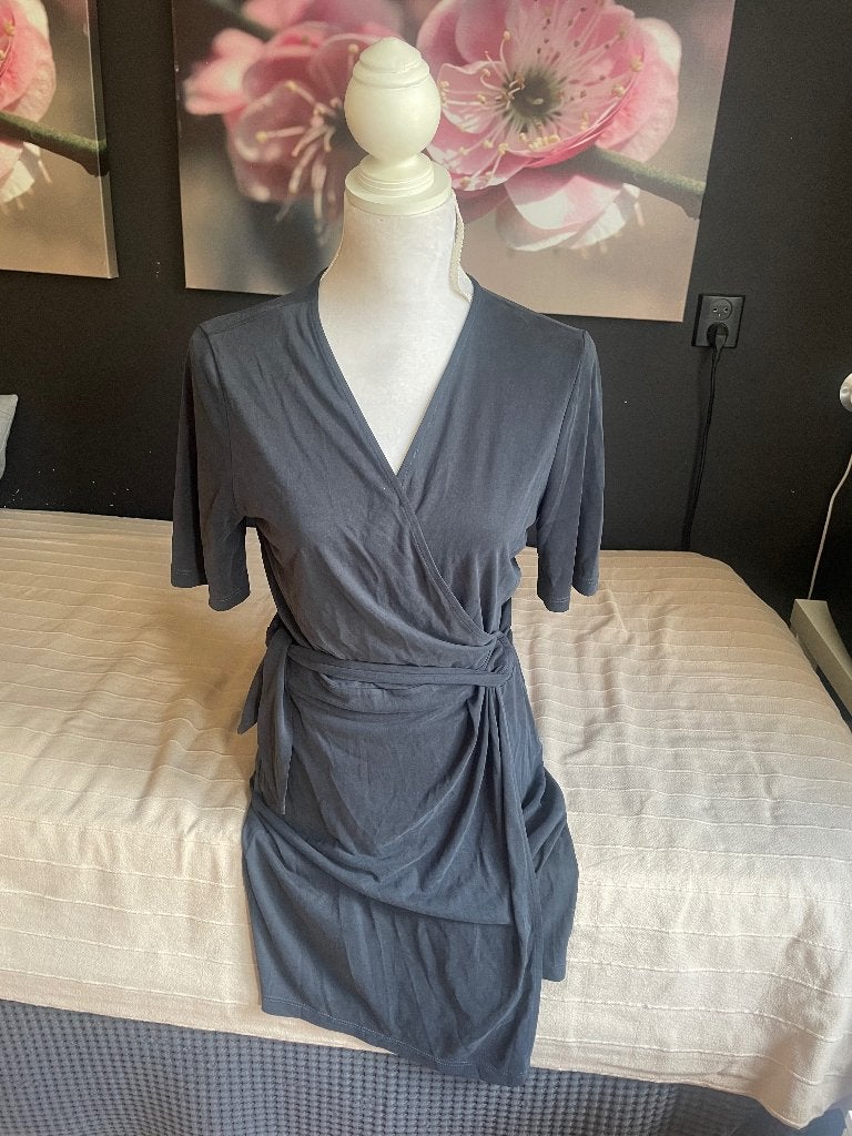 Donkergrijze midi jurk van travelstof, Kleding | Dames, Maat 38/40 (M), Verzenden, Ivy beau, Knielengte