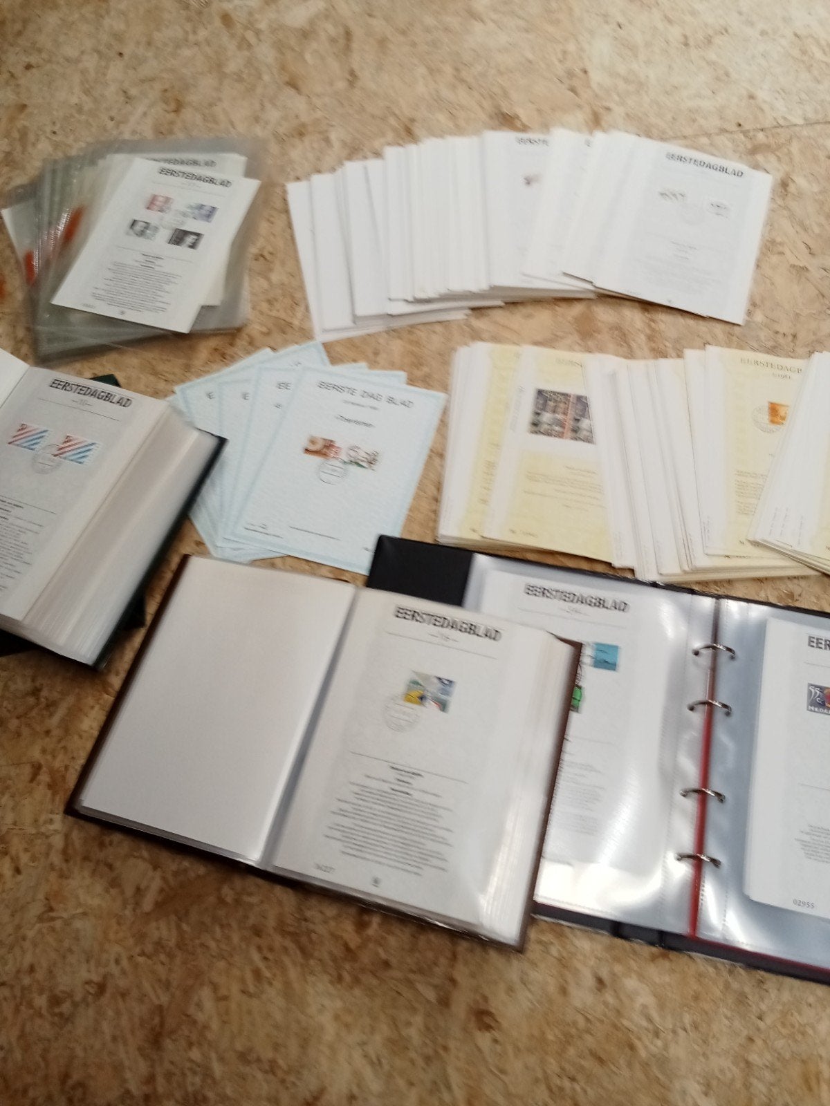Grote collectie Eerste Dagbladen in mappen, Postzegels en Munten, Ophalen of Verzenden