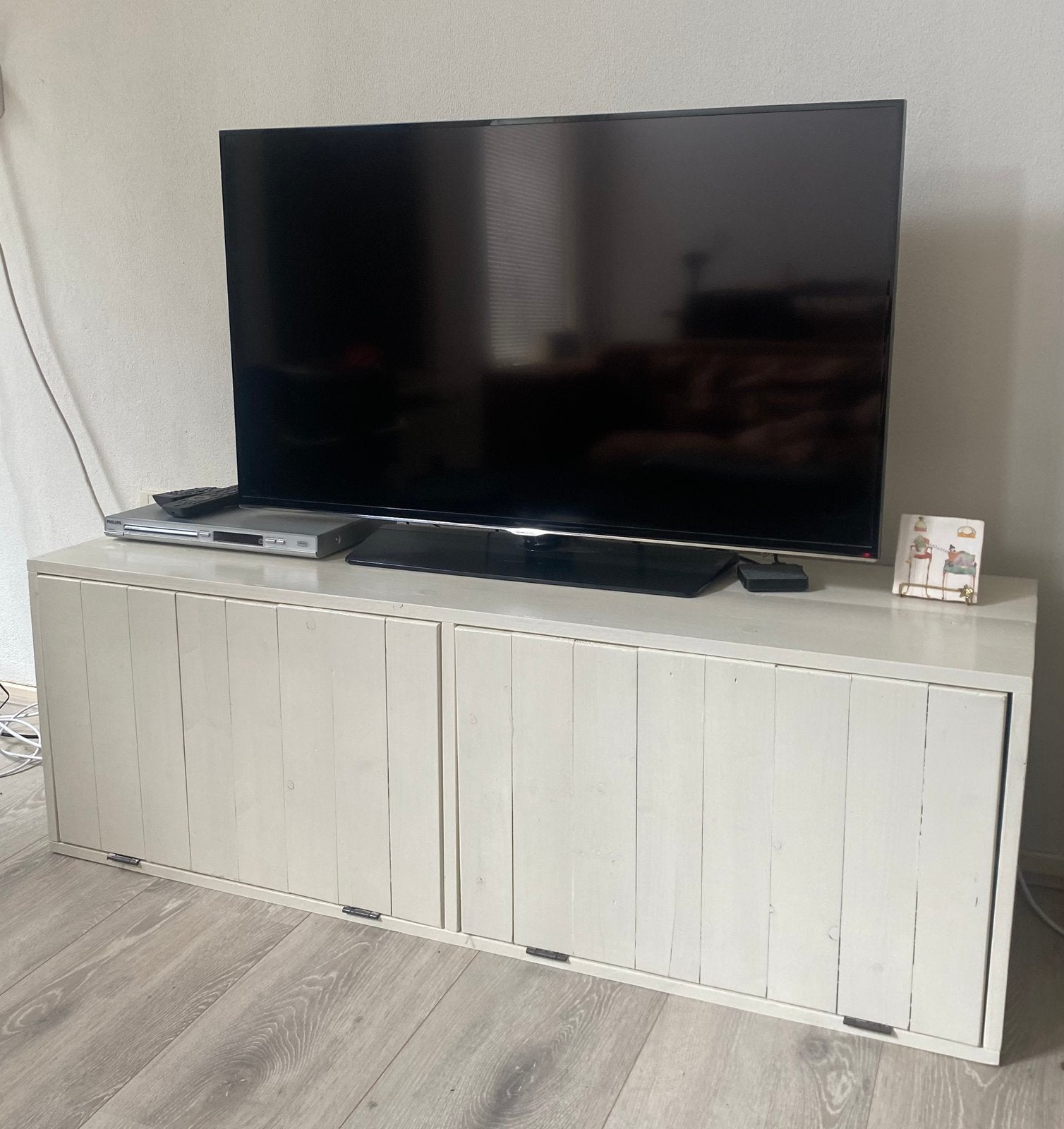 Gebroken wit houten tv meubel kast 130 cm 40 cm 2 deurs, Ophalen, 100 tot 150 cm, Zo goed als nieuw, Minder dan 100 cm