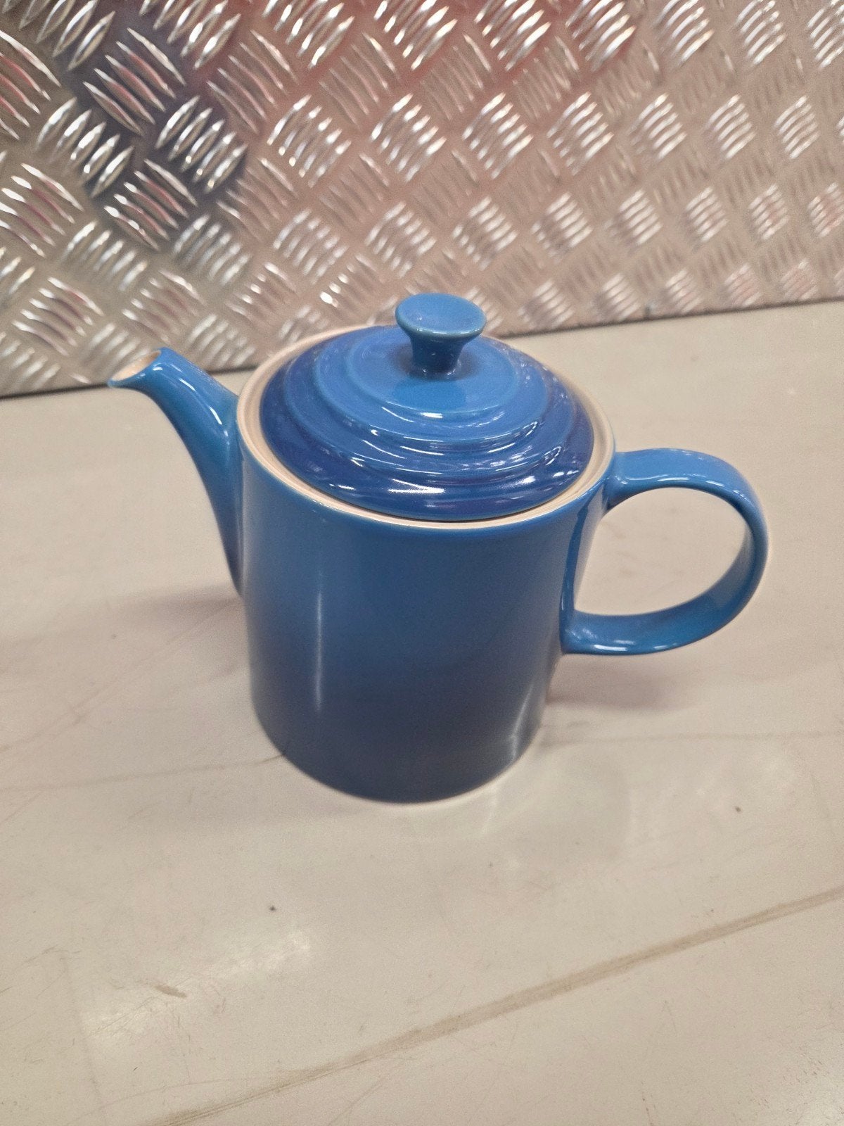 Le Creuset Theepot - Zeer Goede Staat, Blauw, Verzenden, Zo goed als nieuw, Steen/keramiek