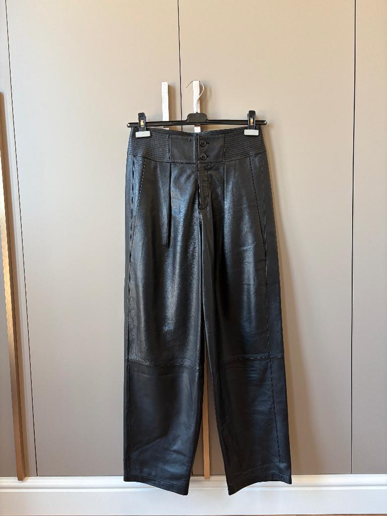 Closed zwarte leren broek. Maat 27, Verzenden, Zo goed als nieuw, Maat 36 (S), Lang
