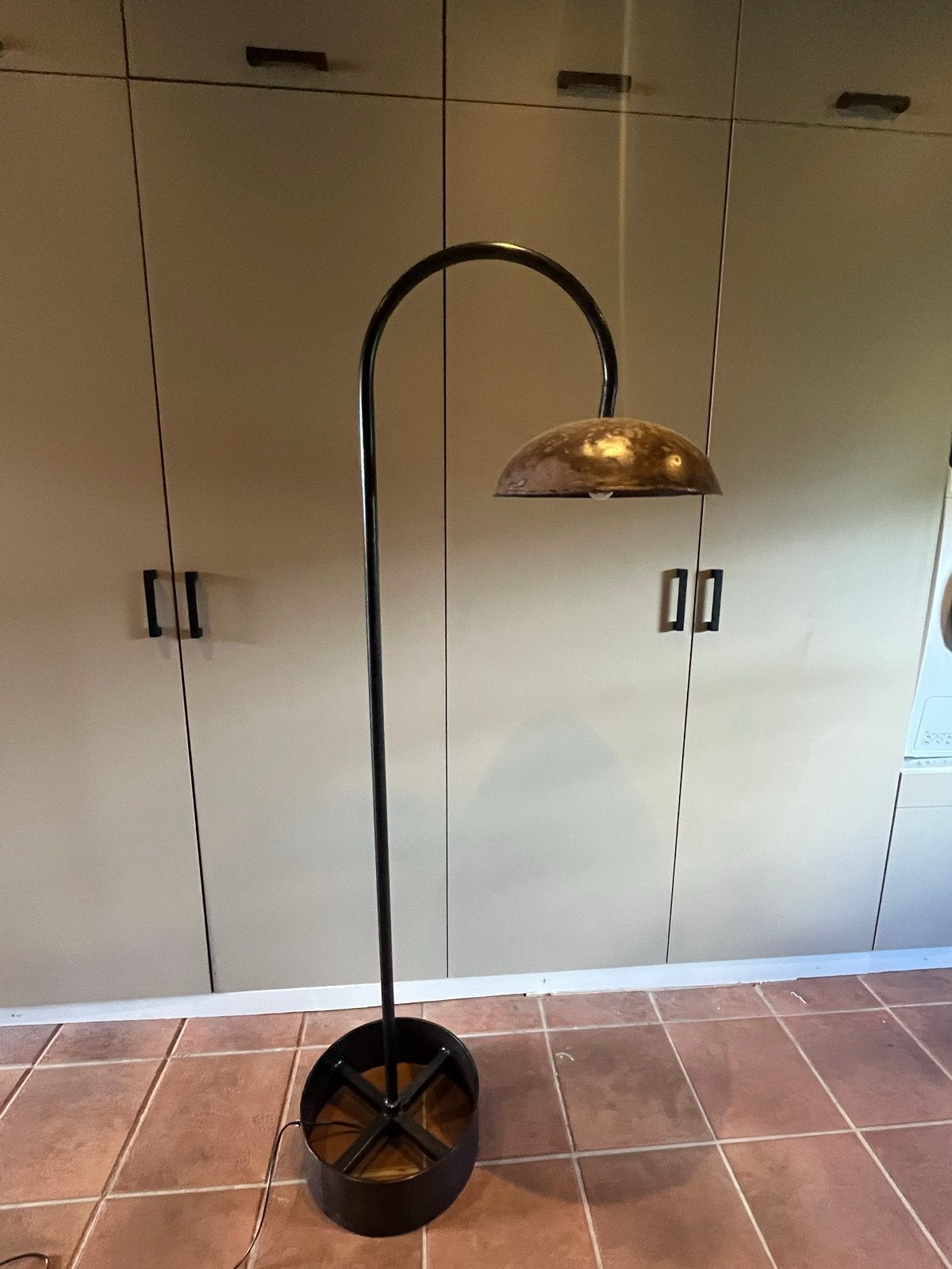 Stijlvolle Staande Lamp met Gebogen Arm en Koperen Kap, Ophalen of Verzenden, Gebruikt, Metaal, 150 tot 200 cm