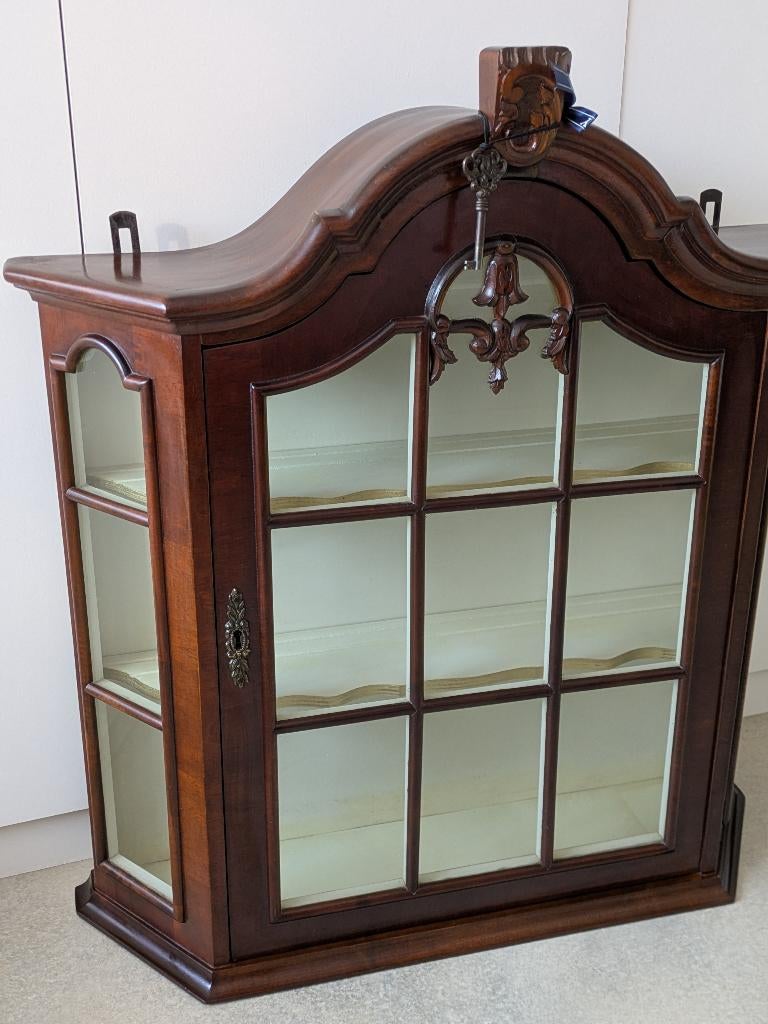 Prachtige wortelnoten vitrinekast met slot en sleutel, Ophalen, Klassiek, 50 tot 100 cm, Zo goed als nieuw