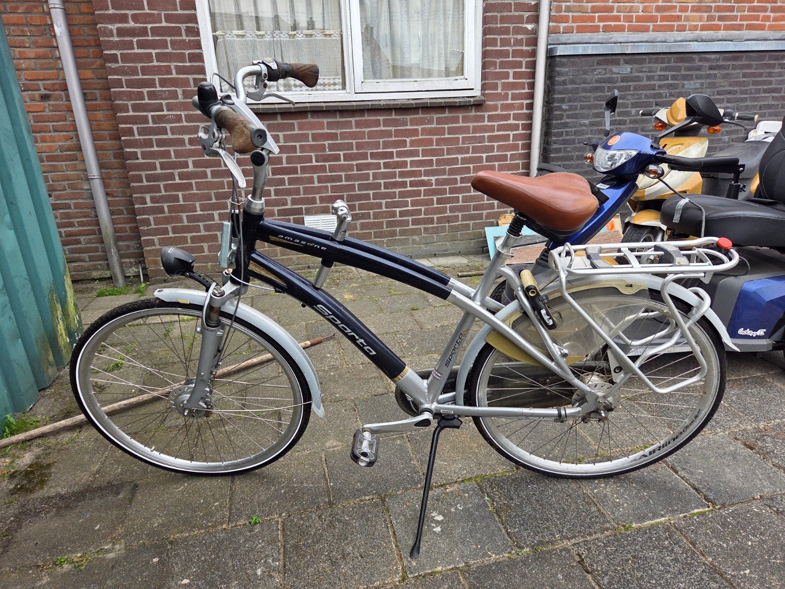 sparta met kinder zit in midden stang, Ophalen