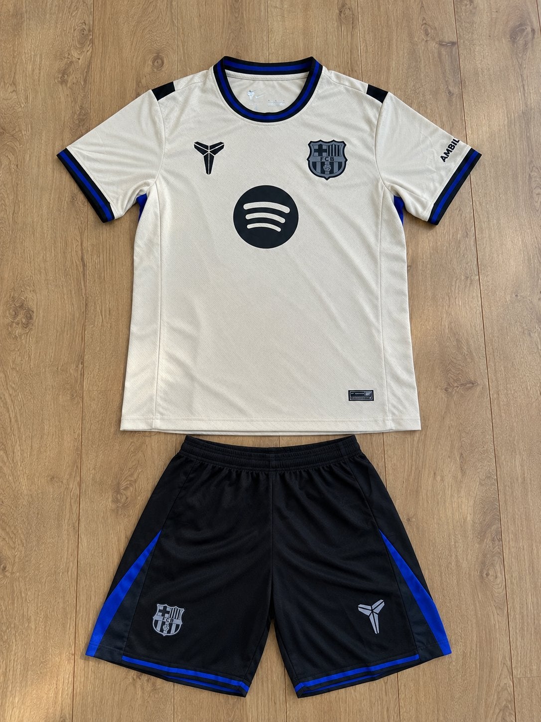 FC Barcelona Cream Football Kit – Jersey & Shorts – Size M, Maat M, Verzenden, Nieuw, Trainingspak