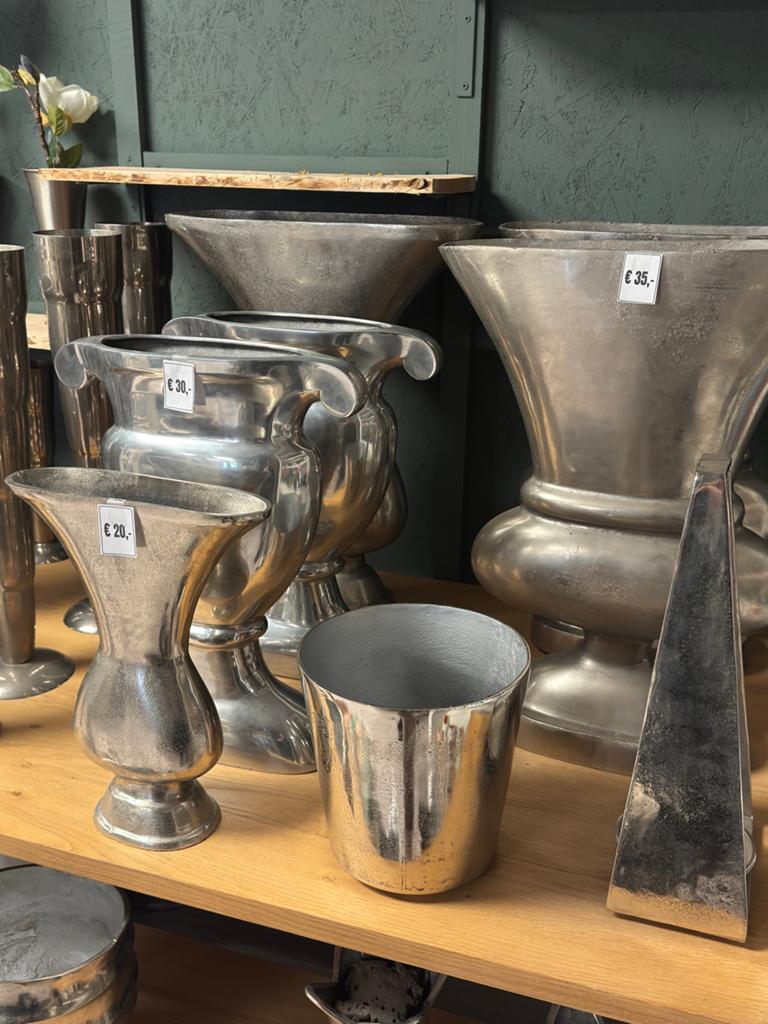Vazen Metaal massief High Quality verkoopwaarde €2500, Overige materialen, Overige kleuren, Ophalen of Verzenden, Zo goed als nieuw