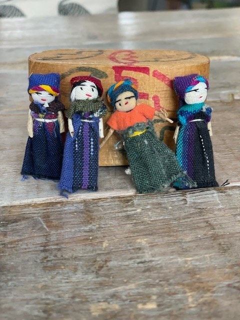 4 x zorgenpoppetje / worrydoll. Zuid Amerika. Met doosje., Ophalen, Handgemaakt, Textiel, 5 cm