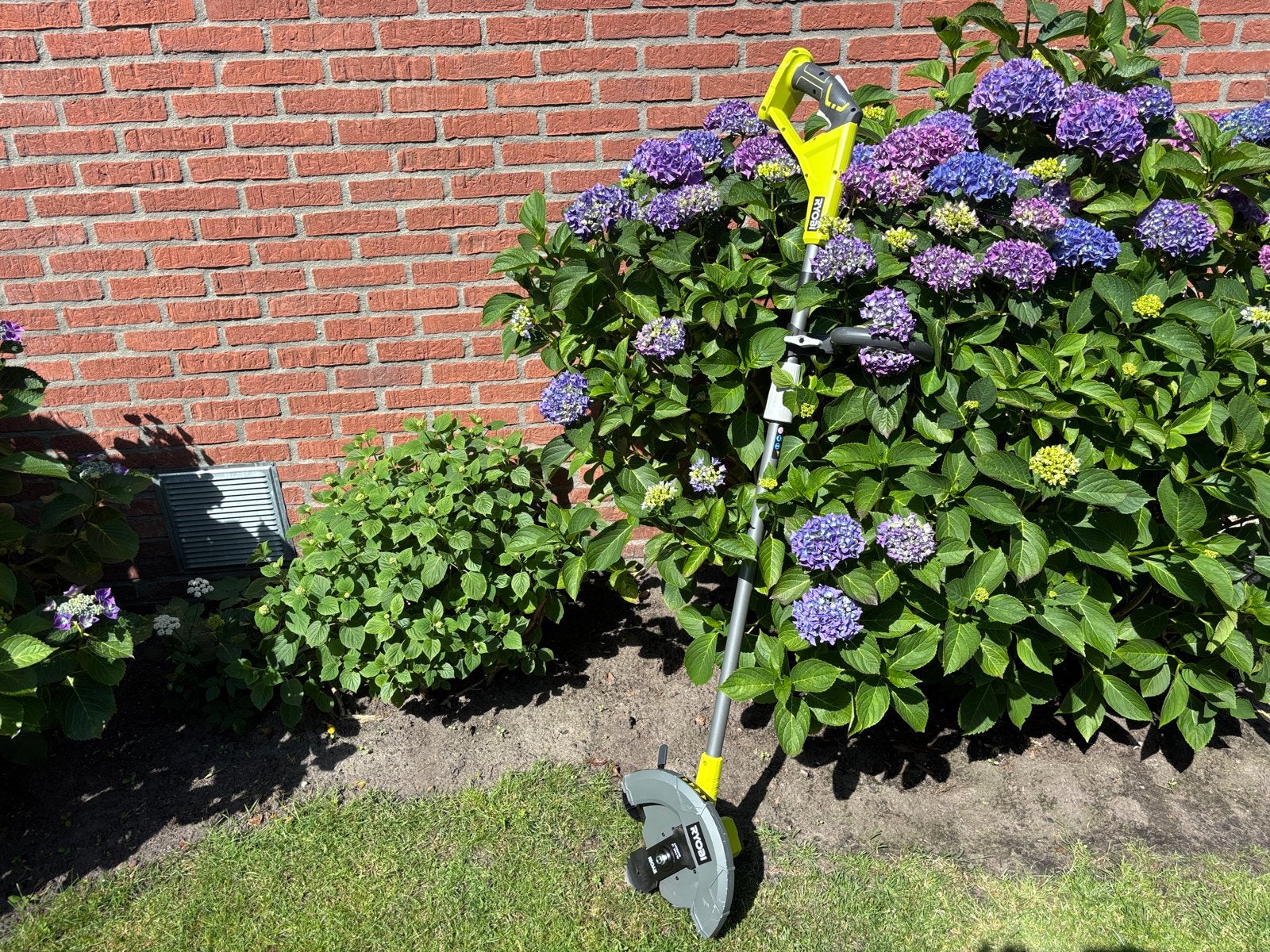Ryobi Kantensnijder - Perfect voor strakke gazonranden, Cirkelmaaier, Minder dan 30 cm, Accu-grasmaaier, Ophalen of Verzenden