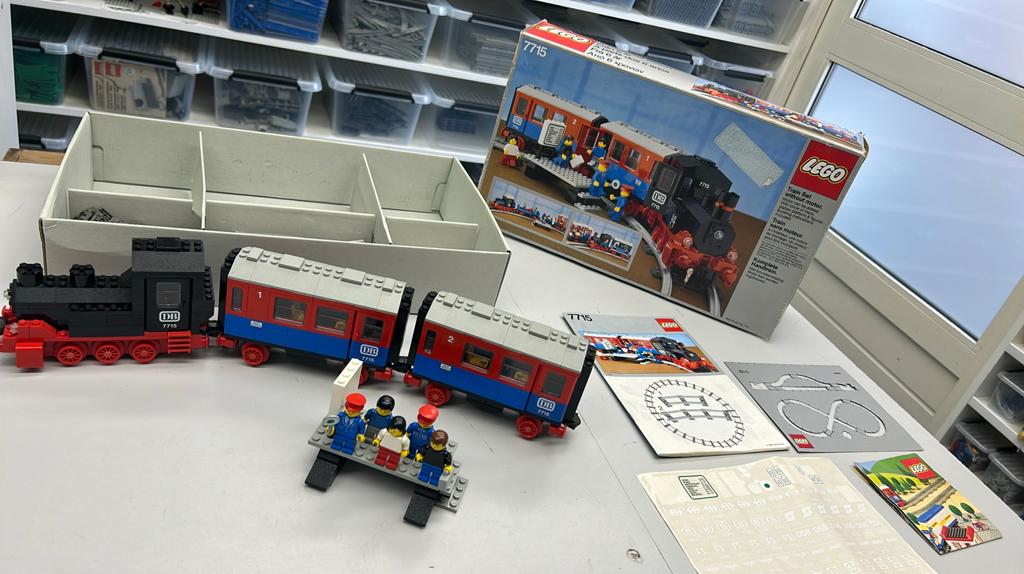SB2927 Lego trein 7715 compleet + inlay + boekje, Ophalen of Verzenden, Zo goed als nieuw