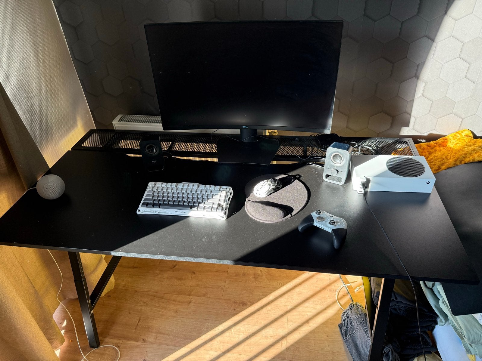 IKEA UTESPELARE gamebureau zwart, Ophalen, Zo goed als nieuw