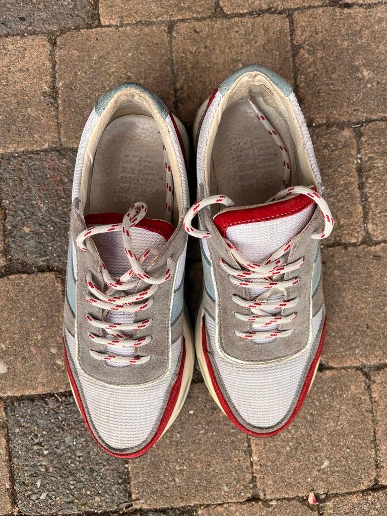 Sneakers JUUL & BELLE met rode, blauwe en grijze accenten, Wit, Ophalen of Verzenden, Sneakers of Gympen, Gedragen