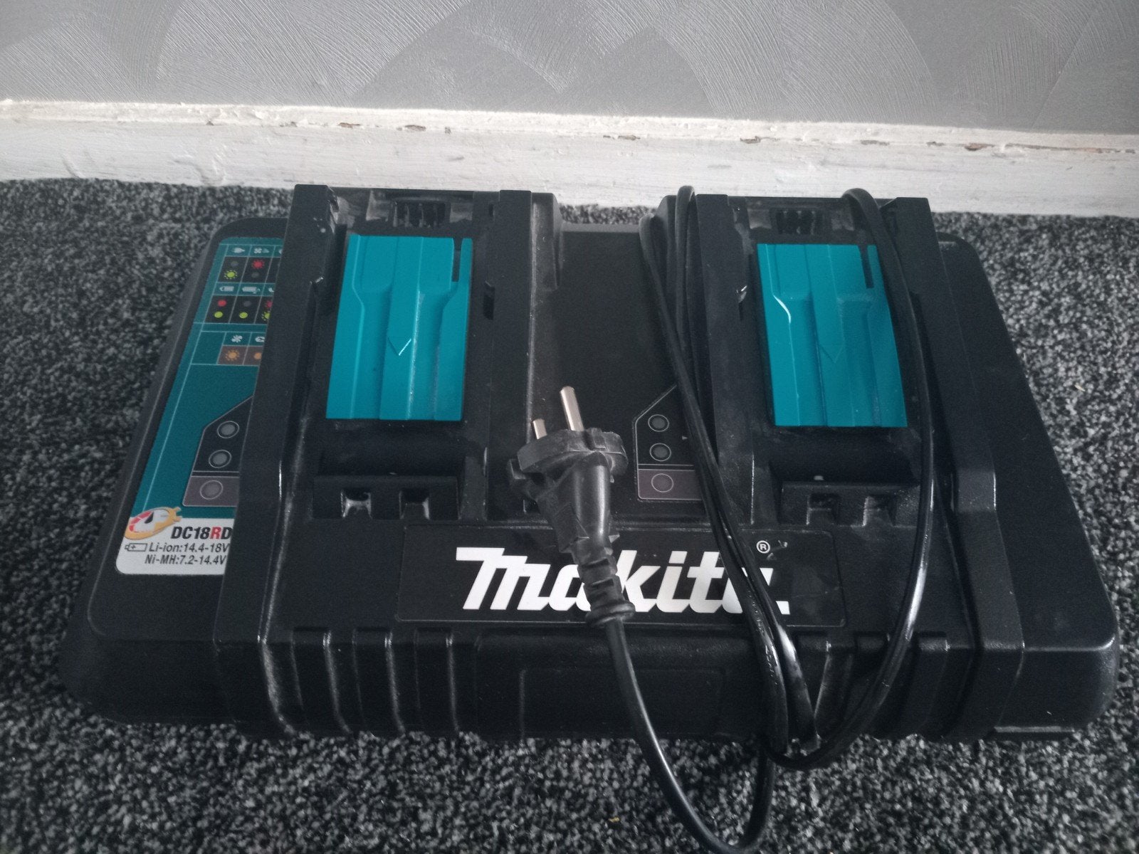 Makita DC18RD Duolader, Ophalen of Verzenden, Zo goed als nieuw