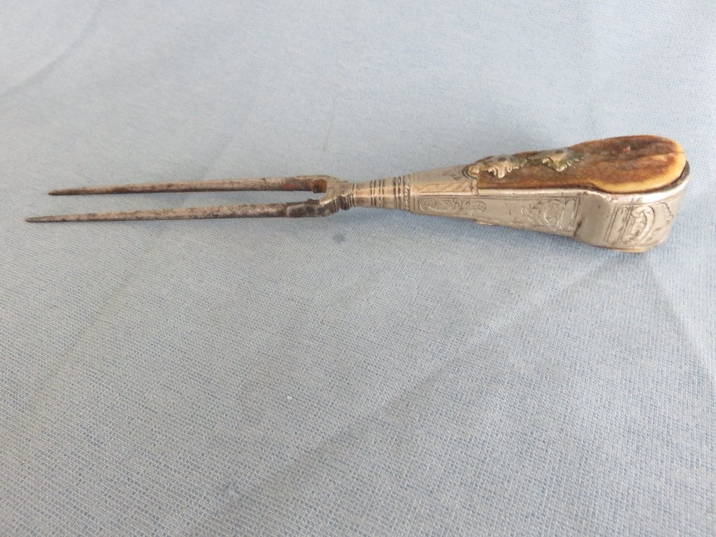 Vork van ijzer met zilver en hoorn beslag - ca. 1700, Antiek en Kunst, Antiek | Bestek, Ophalen of Verzenden