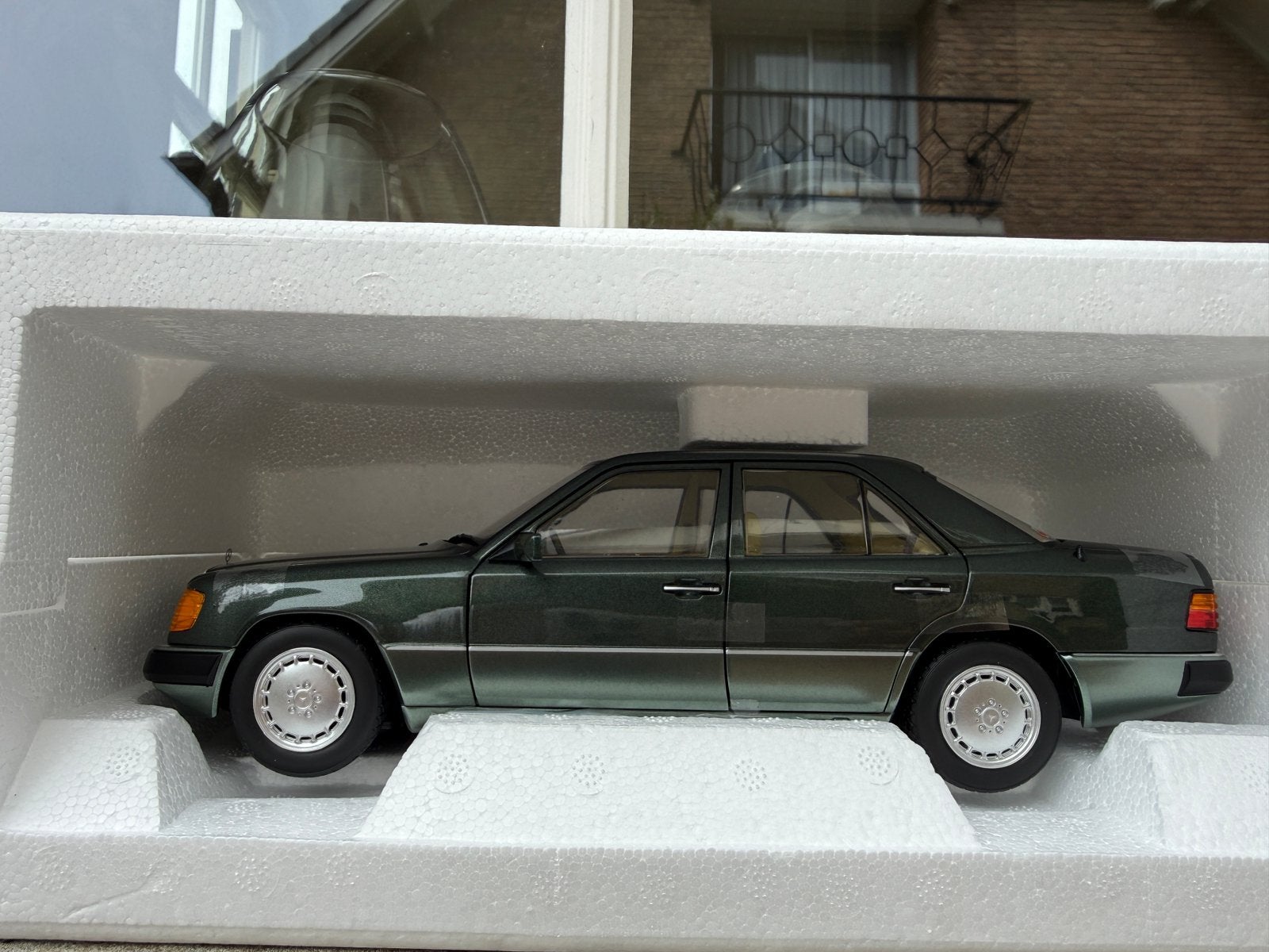 1:18 Mercedes W124 230E Nachtgroen 1990 Norev 183952, Auto, Norev, 70-72 Av. de Bohlen, Vaulx-en-Velin, 69120, France, Norev