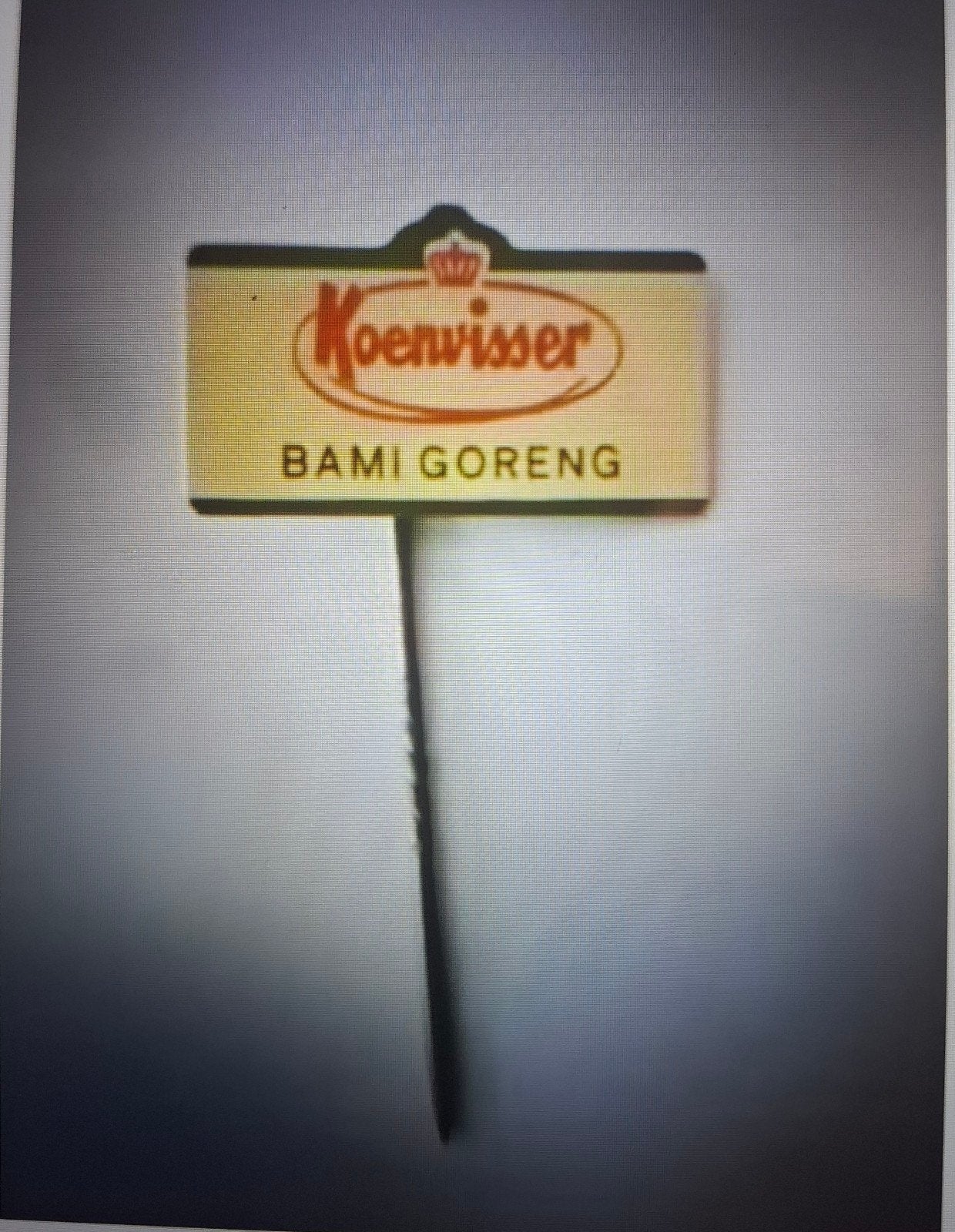 Speldje Koenvisser bami goreng, Ophalen of Verzenden, Zo goed als nieuw, Merk, Speldje of Pin