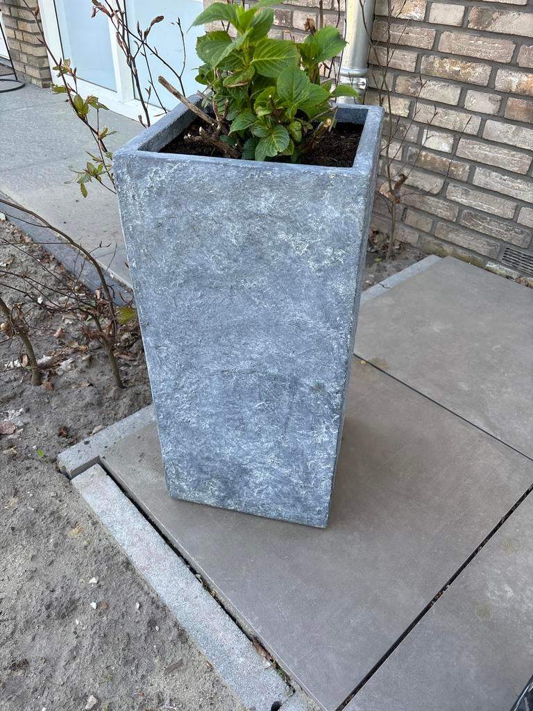 Stijlvolle Grijze Bloempot 2 stuks - Vierkant & Hoog, Tuin en Terras, Gebruikt, Minder dan 60 cm, Vierkant, Ophalen of Verzenden