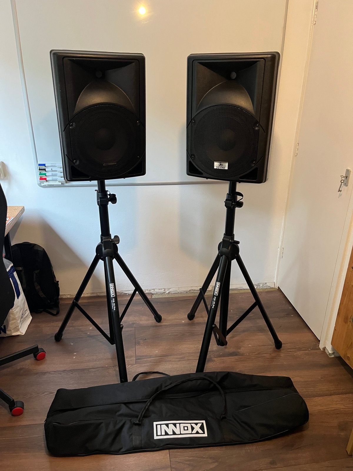 Devine Artis 10A 150 watt speakerset met statieven, Ophalen, Zo goed als nieuw, Minder dan 500 watt