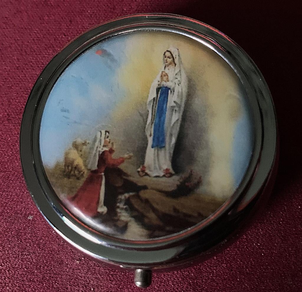 Bewaardoosje uit "Lourdes", Ophalen