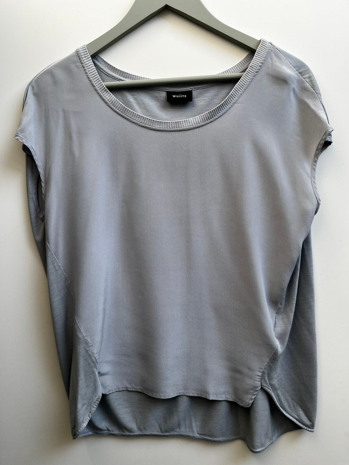 Whiite prachtig grijs zijden t-shirt XS (tot M), Maat 38/40 (M), Ophalen of Verzenden, Zo goed als nieuw, Korte mouw