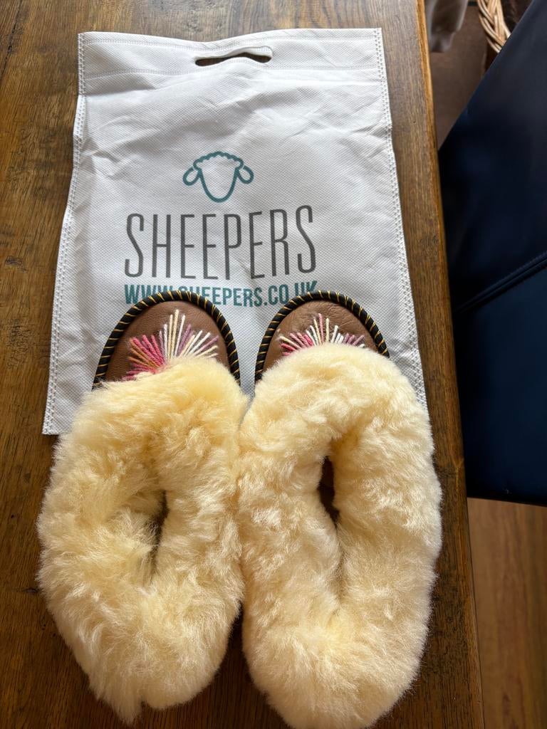 Nieuwe schapenvacht sloffen van geitenleer m39., Ophalen of Verzenden, Nieuw, Pantoffels of Sloffen