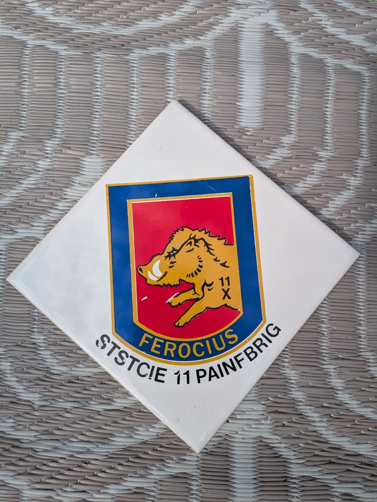 Decoratieve tegel met militair embleem - Ferocius, Verzamelen, Ophalen of Verzenden, Landmacht, Nederland, Embleem of Badge