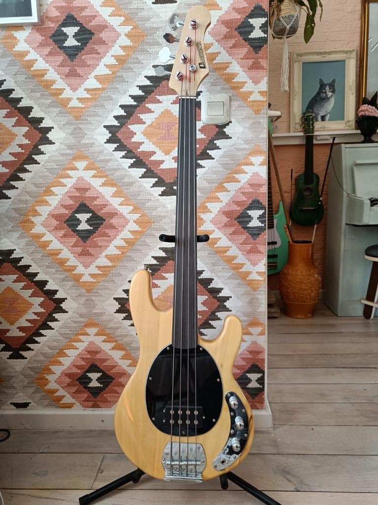 Music men fretless copy, Muziek en Instrumenten, Ophalen, Zo goed als nieuw, Elektrisch, Fretloos