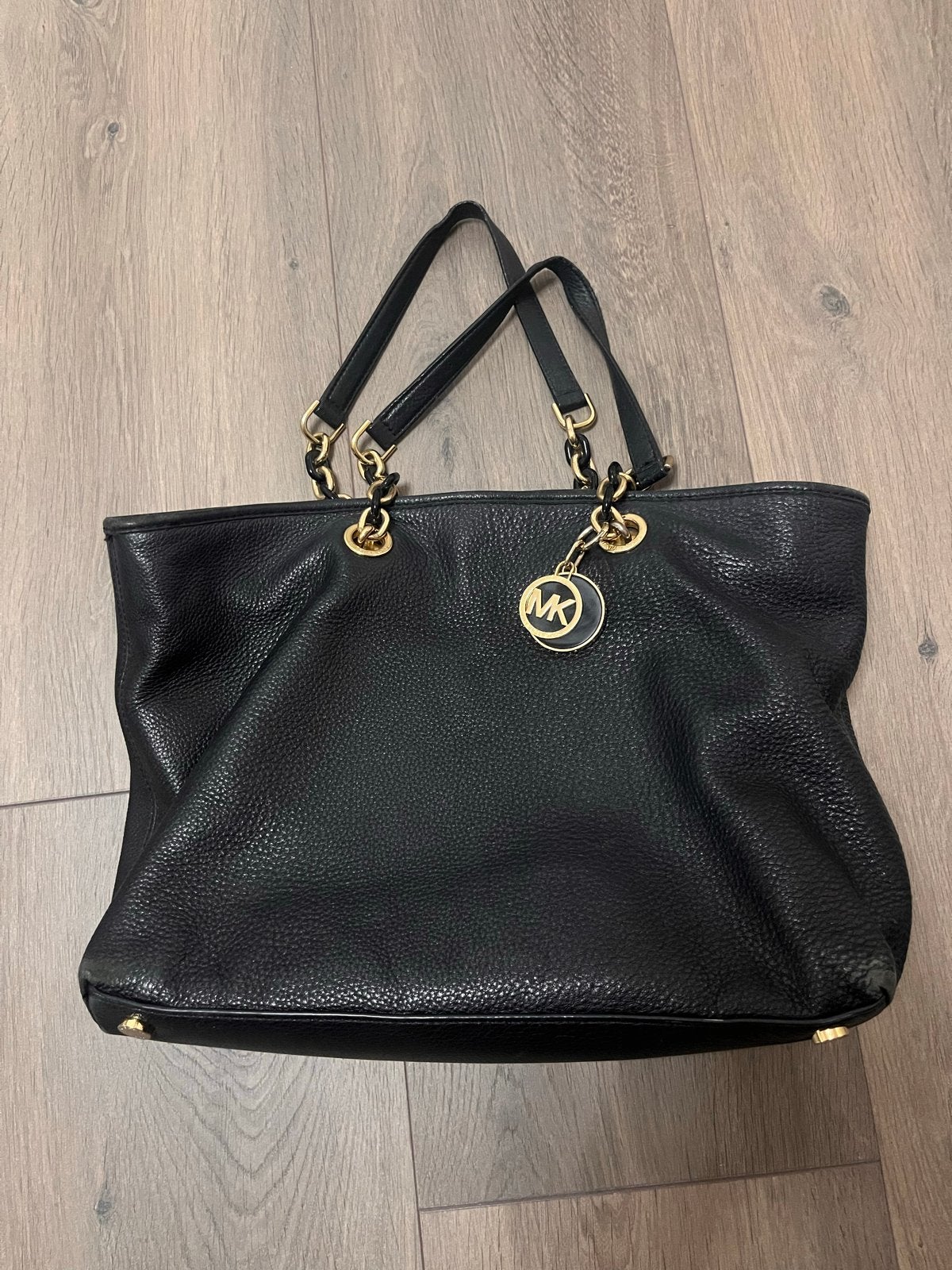 Michael Kors Zwarte Leren tas met Gouden Details, Sieraden, Tassen en Uiterlijk, Tassen | Damestassen, Ophalen of Verzenden, Gebruikt
