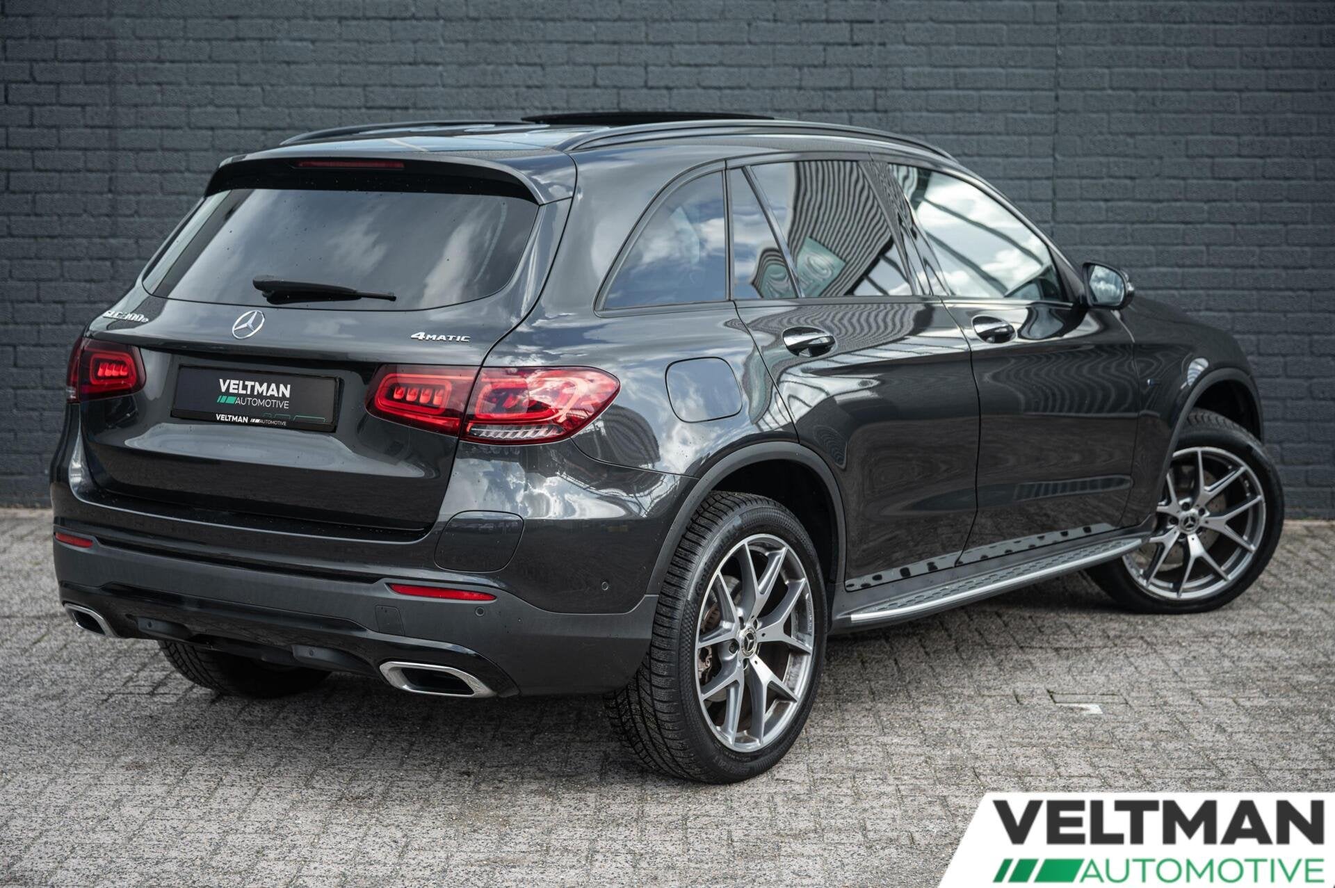 Mercedes GLC-klasse 300e 4MATIC AMG LINE PANORAMADAK TREKHAA, Auto's, Dealer onderhouden, Gebruikt, Euro 6, 4 cilinders