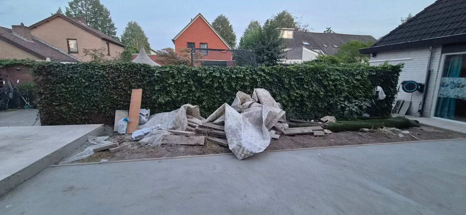 ca. 9 meter  metalen gaashekwerk met klimop – gratis, Ophalen, Gebruikt, IJzer, Sierhekwerk
