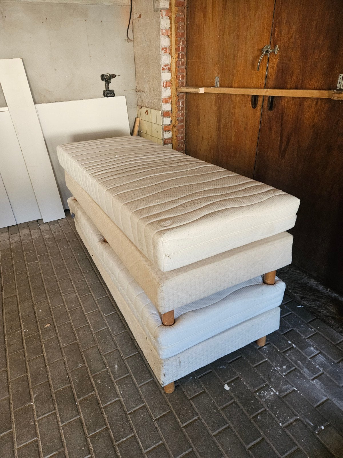Eenpersoons boxspring met matras - Zo goed als nieuw, Eenpersoons, Beige, Ophalen of Verzenden, Zo goed als nieuw