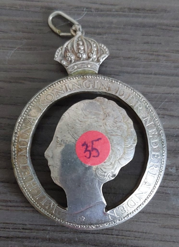 Mooi uitgesneden zilveren rijksdaalder Wilhelmina als hanger, Ophalen of Verzenden, Koningin Wilhelmina, 2½ gulden, Zilver