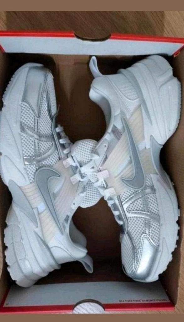 Nike V2K Run maat 44 nieuw, Sportschoenen, Nike, Nieuw, Ophalen of Verzenden