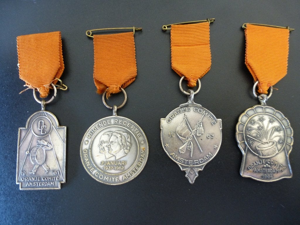 Originele Medailles Oranje Comité Amsterdam jaren '60, Postzegels en Munten, Penningen en Medailles, Verzenden, Overige materialen