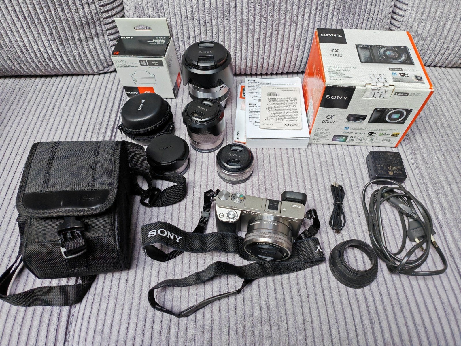 Te koop Sony ILCE-6000 zilver - A6000 met extra lenzen 

All, Audio, Tv en Foto, Ophalen, Oplader, Spiegelreflex, Ingebouwde flitser