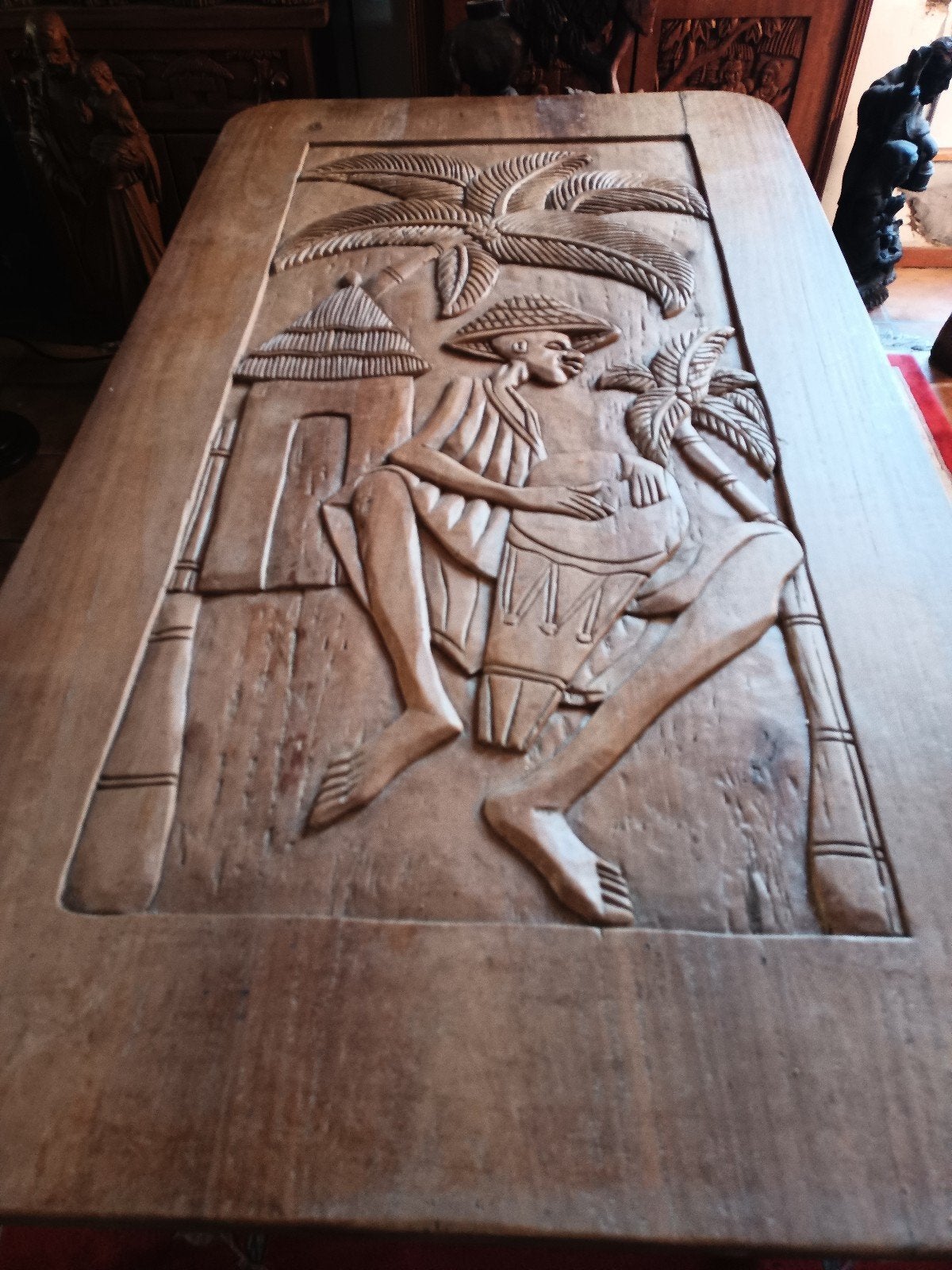 Unieke Afrikaanse kunsttafel met houtsnijwerk, Hout, Afrika, Overige typen, Ophalen of Verzenden