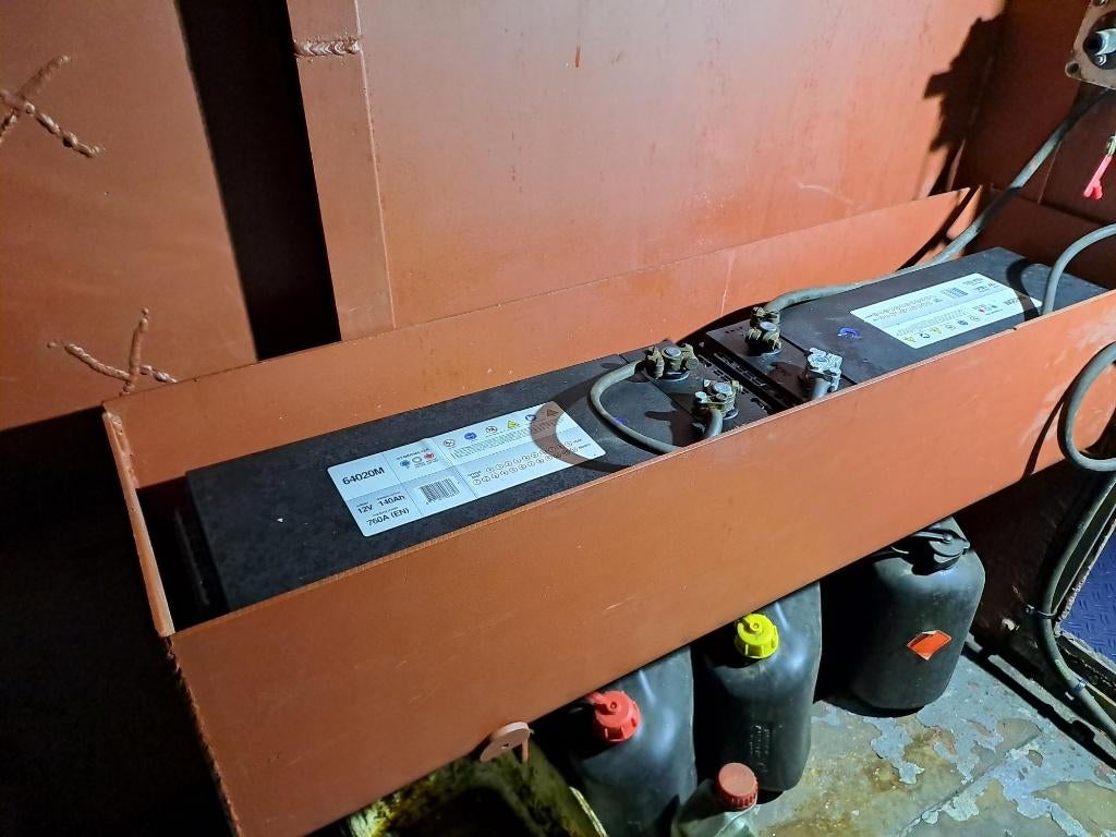 Stalen accubak 2 stuks, Ophalen, Zo goed als nieuw, Motor en Techniek