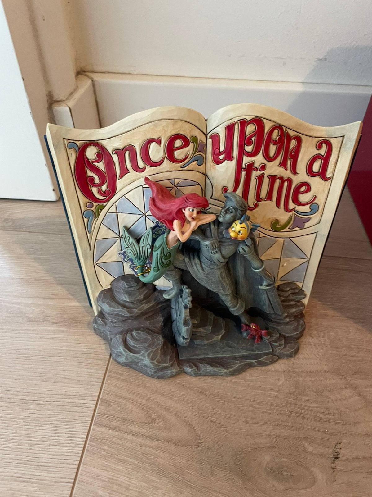 Jim shore Disney traditions. Ariel zeemeermin storybook, Verzamelen, Disney, Ophalen of Verzenden, Pocahontas of Kl. Zeemeermin