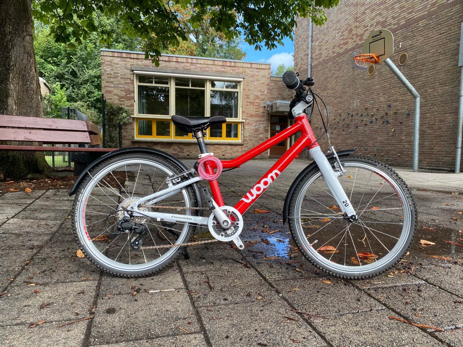 Woom fiets 4 rood - lichtgewicht kinderfiets, Fietsen en Brommers, Fietsen | Kinderfietsjes, Ophalen, Gebruikt, Velgrem, 20 inch of meer