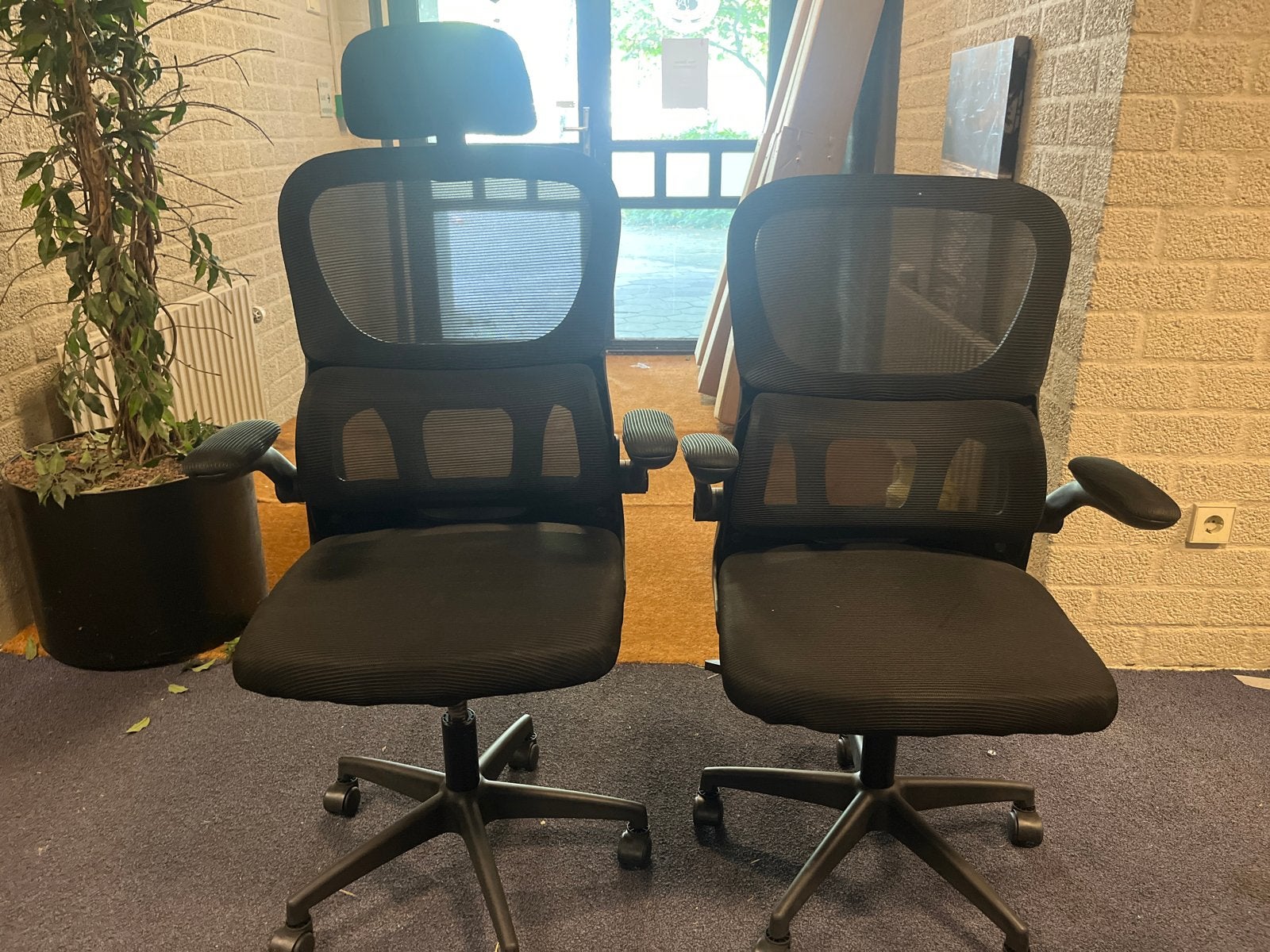 Twee comfortabele zwarte bureaustoelen