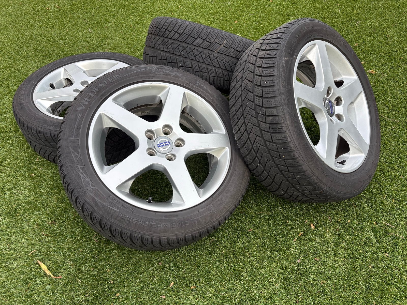 Volvo 17 inch velgen met Vredestein winterbanden, Ophalen, Gebruikt, Banden en Velgen, 17 inch