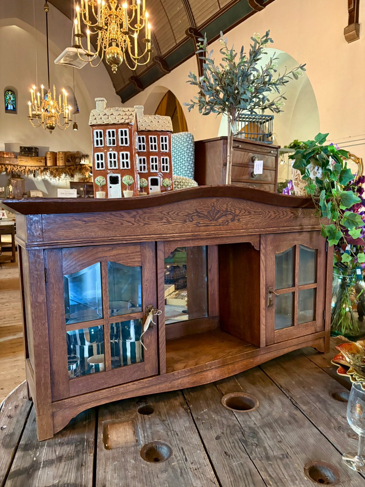 Leuk antiek houten vitrine kastje, met spiegel en 2 deurtjes, Ophalen of Verzenden