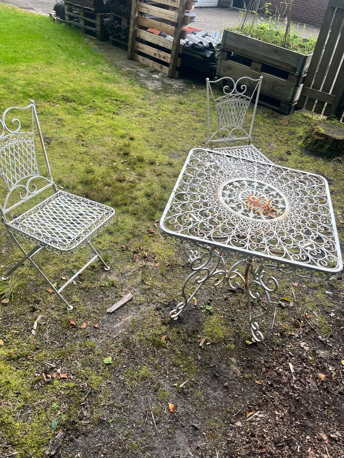 Foto 2 van Vintage metalen tuinset met 2 stoelen en tafel