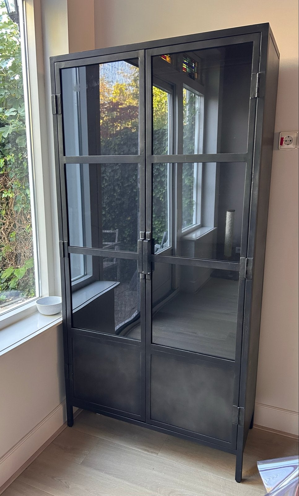 Industriële vitrinekast met glazen deuren, Huis en Inrichting, Ophalen, 50 tot 100 cm, Zo goed als nieuw, Metaal